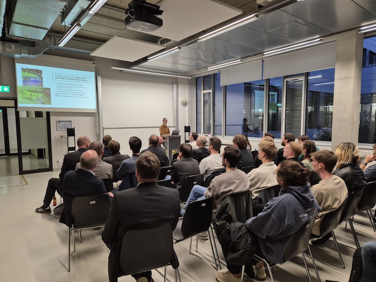 Maja Michaelis spricht im Rahmen des Netzwerkabends der FKTG Regionalgruppe Köln.