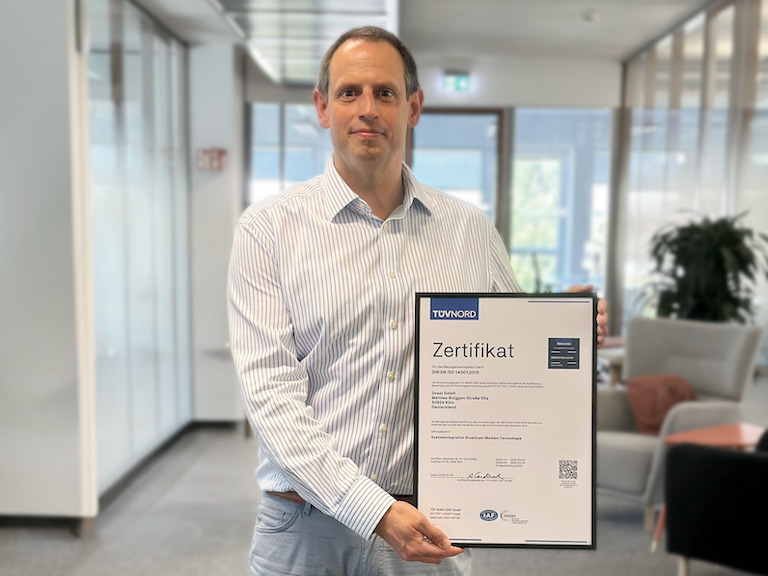 Moritz Helmchen mit einem der ISO-Zertifikate vom TÜV Nord