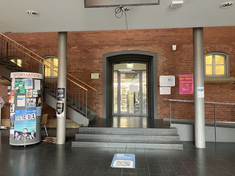 Eingang zur Bibliothek der HS Ansbach